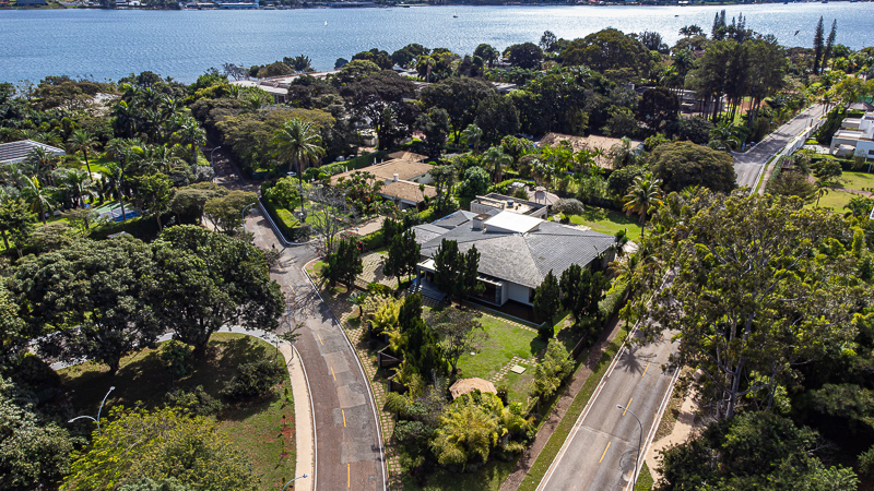 Quadra arborizada da QL 12 com o Lago Paranoá ao fundo